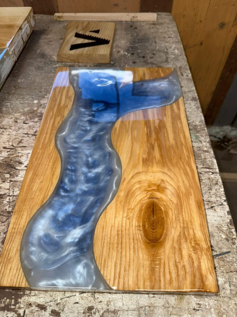 Planche de service en frêne avec rivière d’epoxy bleu nacré