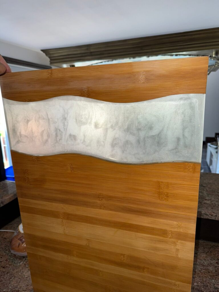 Planche de bambou avec rivière d’epoxy blanc nacré