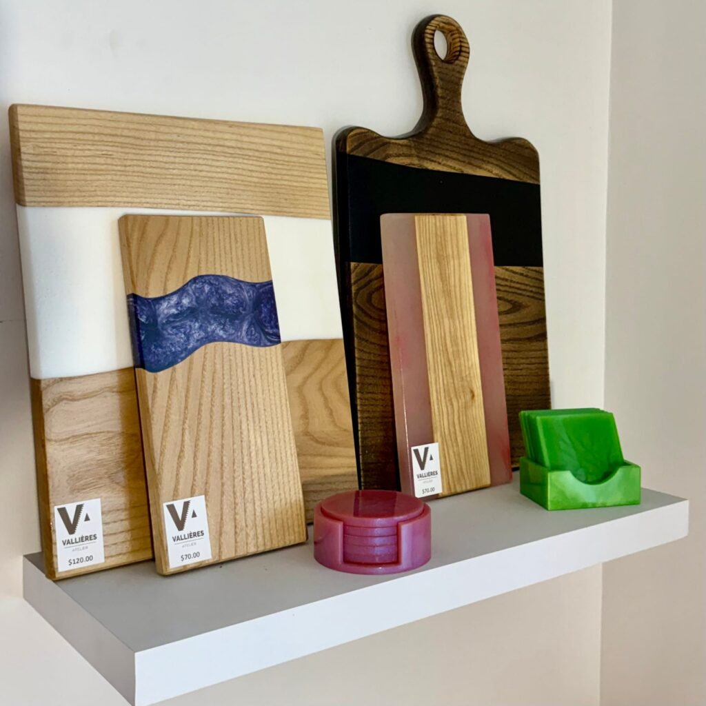 Présentoir de planches à charcuterie et de sous-verres d’epoxy