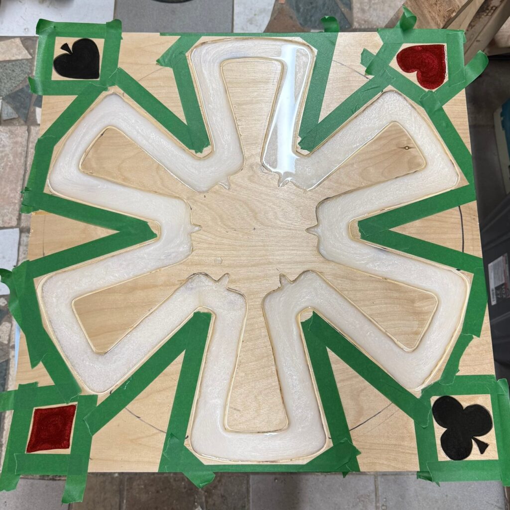Plateau de jeu de Toc aux tracés remplis d’epoxy blanc