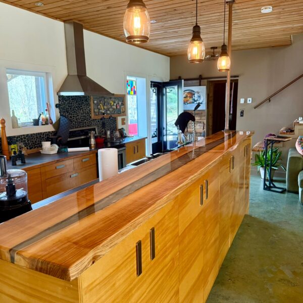 Comptoir en bois massif et rivière d’epoxy
