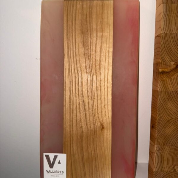 Planche à charcuterie en frêne bordée d’epoxy rose