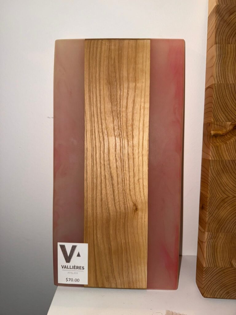 Planche à charcuterie en frêne et epoxy rose